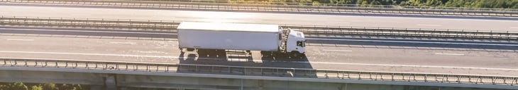 Camion sur autoroute