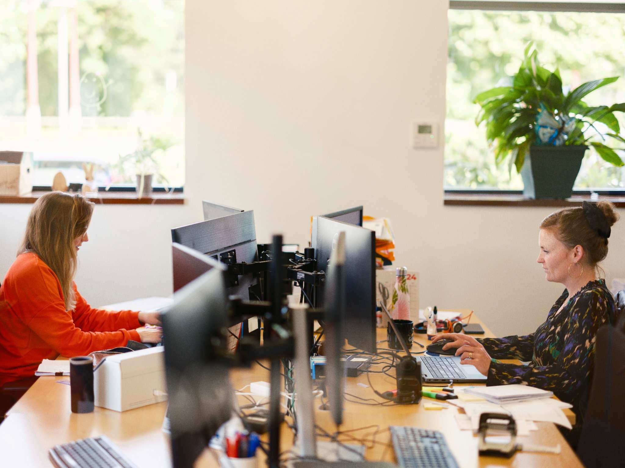 Collaborateurs au bureau face à face